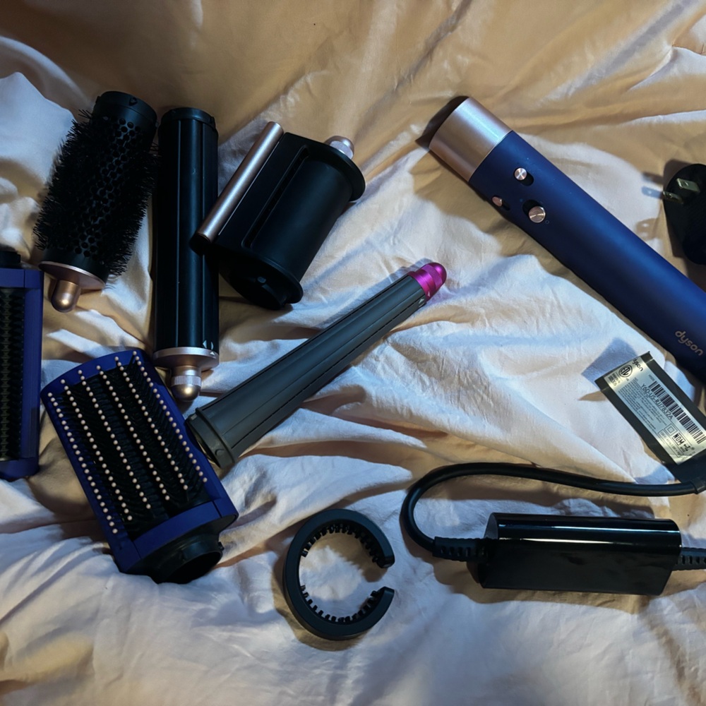 Dyson airwrap vica blue & rose edition + travel pouch